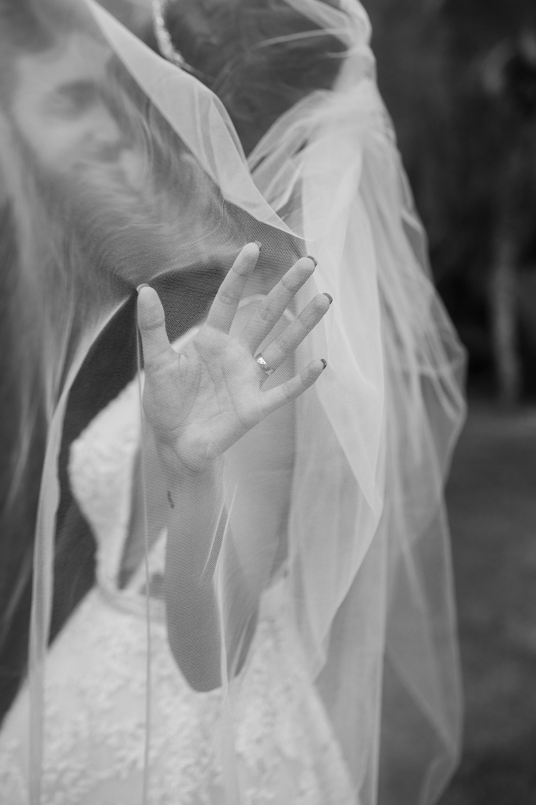 Casamento elegante e documental de Cecília e João no Liac Pampulha, em Belo Horizonte, com registros espontâneos, emoções reais e estética sofisticada.