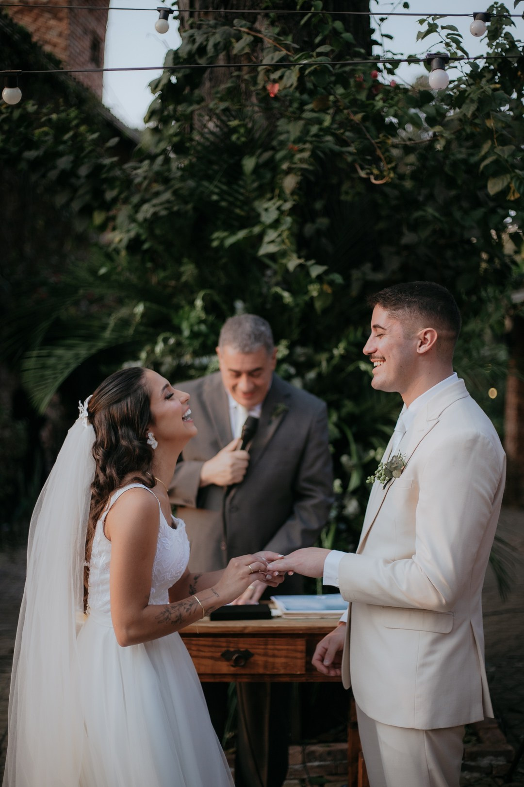 Débora e André celebraram o amor em Minas Gerais no Vila Rica Pampulha com registros naturais feitos pela Edu e Josi Fotografia ao pôr do sol.