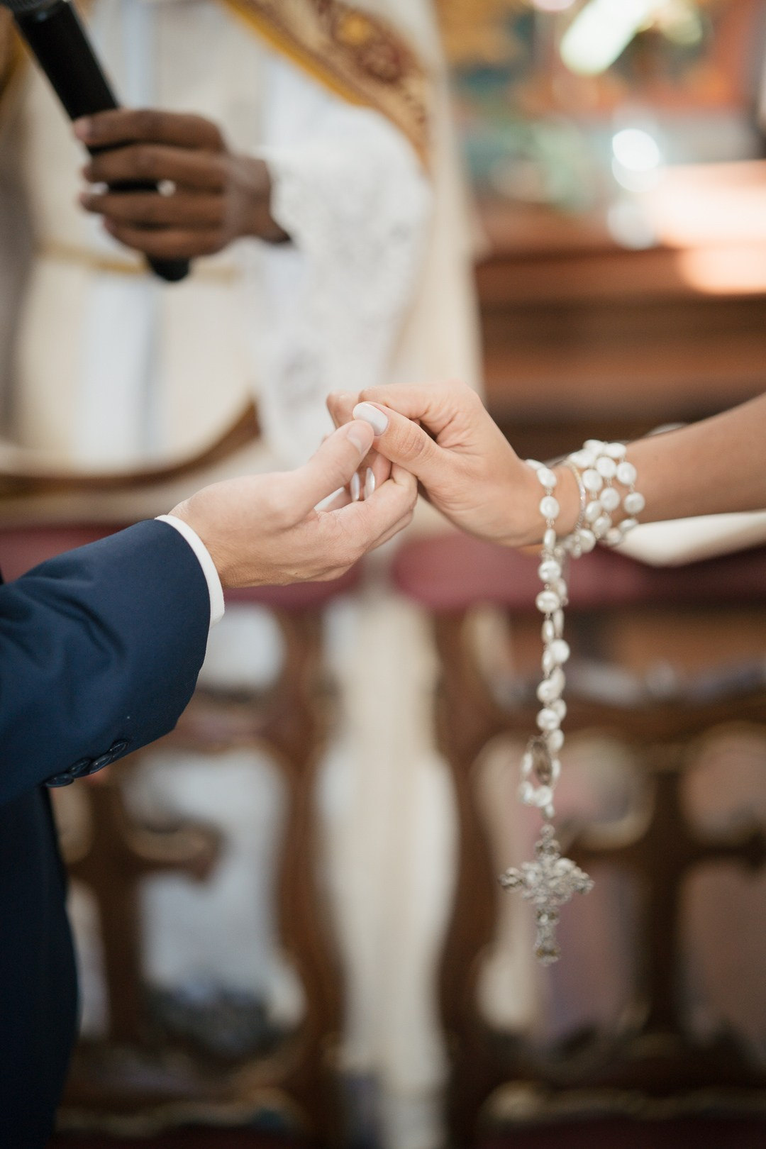 Julianne e Helder viveram um casamento emocionante no Santuário de Nossa Senhora da Piedade na Serra da Piedade MG com cobertura documental da Edu e Josi Fotografia. Registros naturais, espontâneos e cheios de emoção em uma cerimônia intimista nas montanhas mineiras.