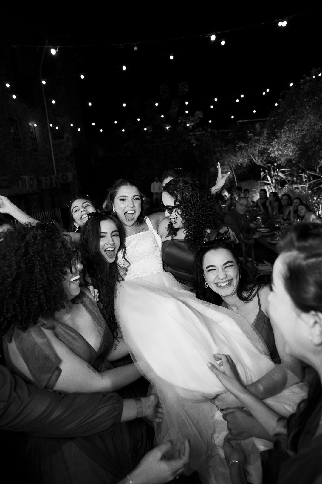 Fotografia documental da recepção de Débora e André no Vila Rica Pampulha em Belo Horizonte com pista lotada, dança dos noivos e momentos espontâneos registrados pela Edu e Josi Fotografia.