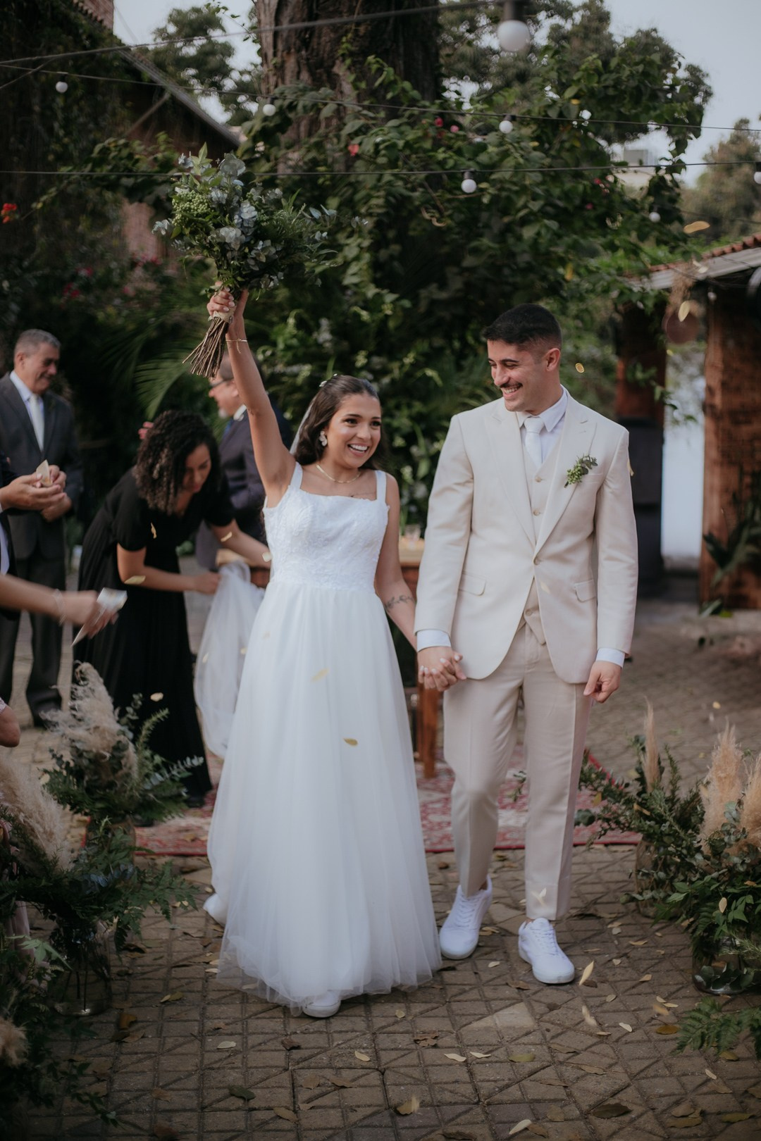 Fotografia espontânea de casamento de Débora e André em Belo Horizonte MG realizada pela Edu e Josi Fotografia durante cerimônia ao ar livre.