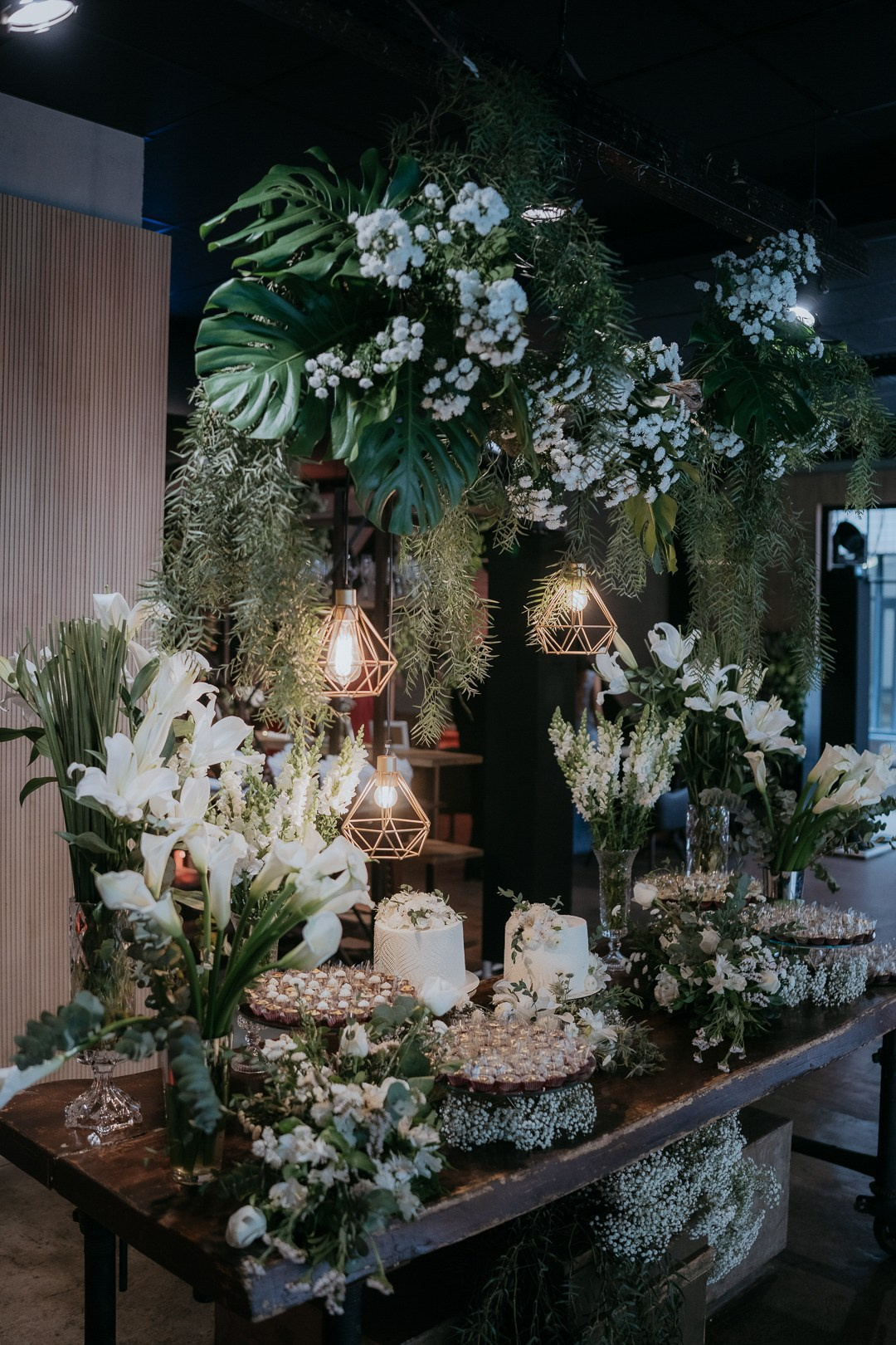 O Mocca Coffee & Meals recebeu o casamento intimista de Julia e Leo em Nova Lima MG. A Edu e Josi Fotografia contou essa história com um olhar documental leve e humano.