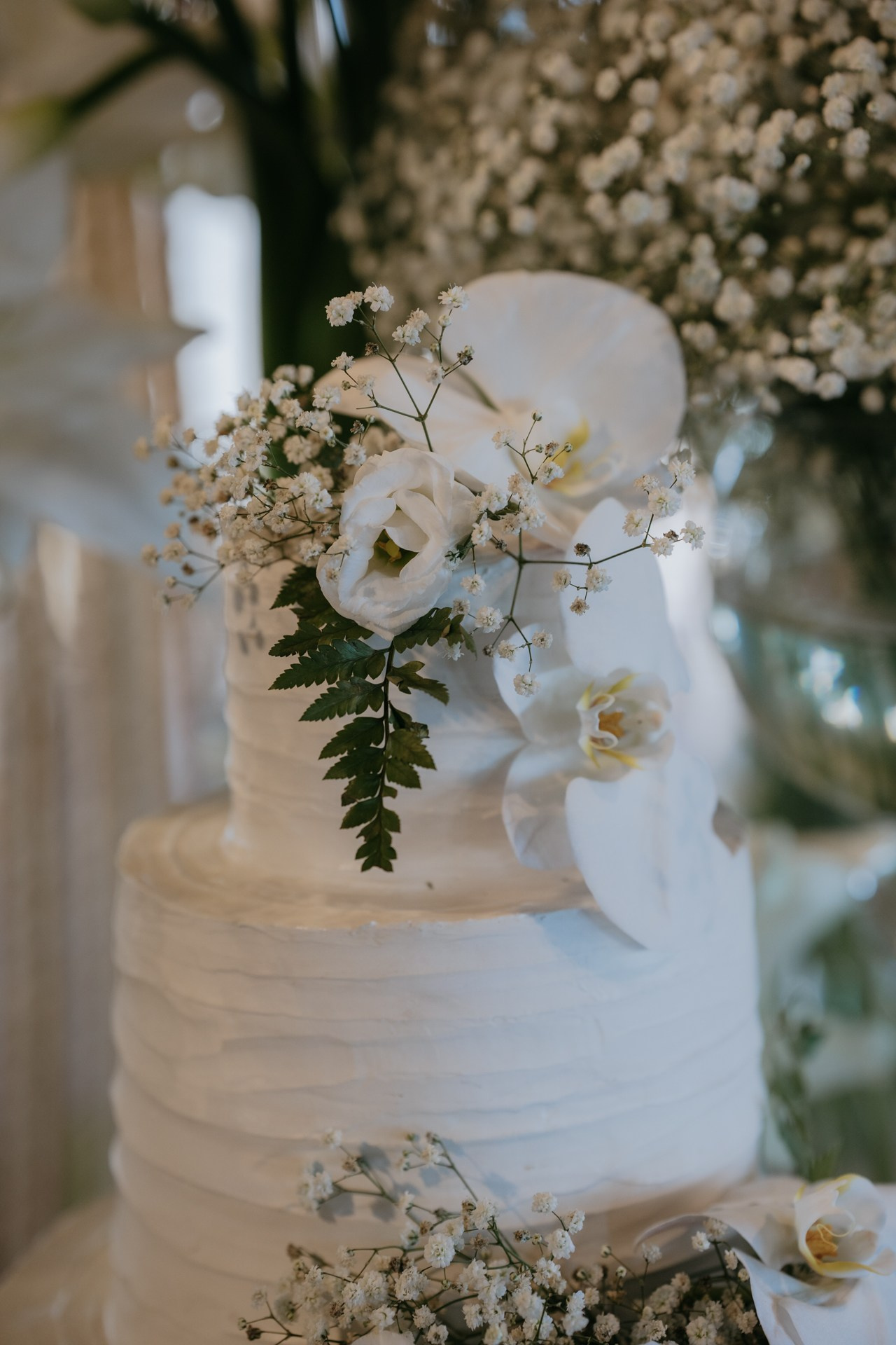 Andressa e Henrique viveram um casamento emocionante no Vila Relicário registrado pela Edu e Josi Fotografia com imagens naturais.