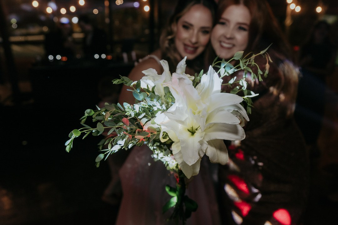 Julia e Leo celebraram o amor em um casamento intimista no Mocca Coffee & Meals, em Nova Lima MG. A Edu e Josi Fotografia contou essa história através da fotografia documental e afetiva.