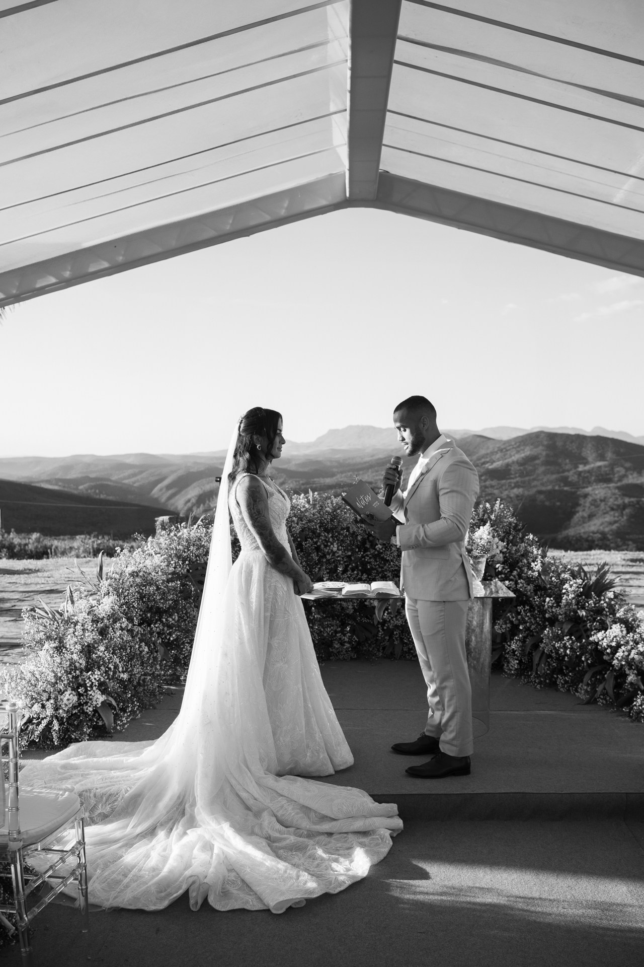 Andressa e Henrique celebraram um casamento inesquecível no Vila Relicário em Ouro Preto com cerimônia ao final de tarde e cobertura documental da Edu e Josi Fotografia. Registros leves, sofisticados e cheios de emoção em Minas Gerais.