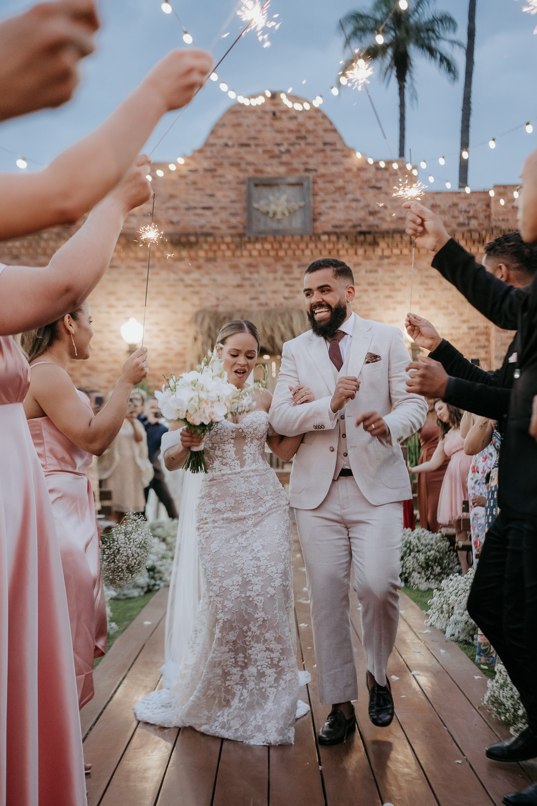 Fotografia documental elegante de casamento em Betim MG com Inga e Jack realizada pela Edu e Josi Fotografia no Olaria Eventos.