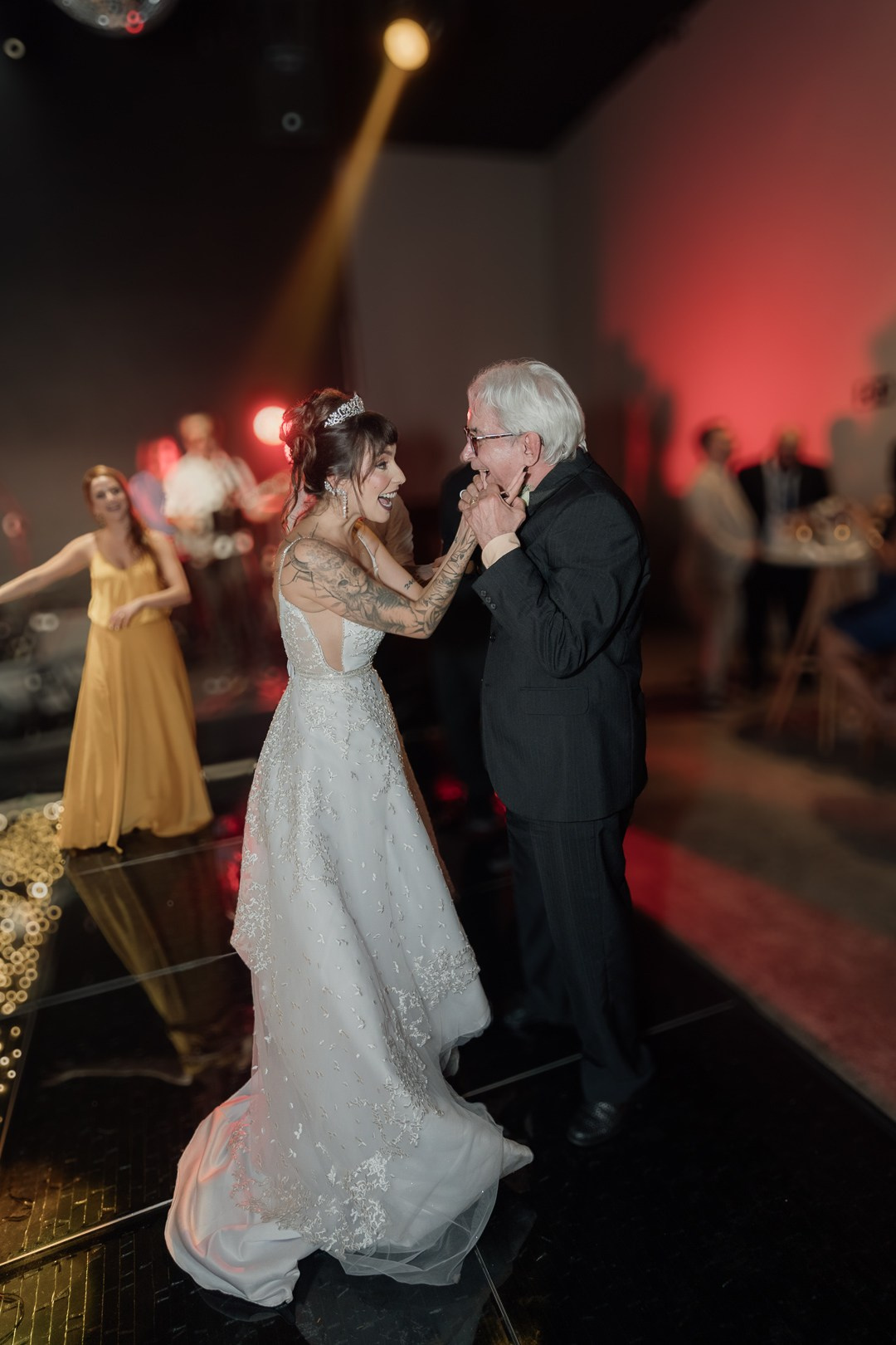 Casamento documental sofisticado no Liac Pampulha, em Belo Horizonte, com Cecília e João em imagens leves, naturais e registradas de forma autêntica e emocionante.
