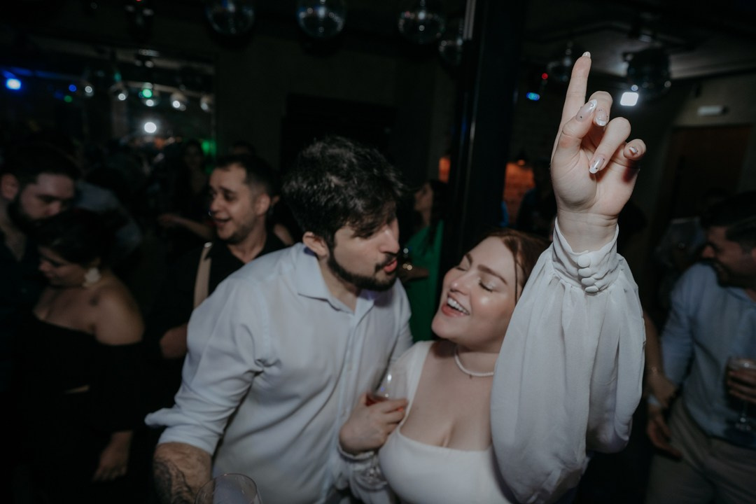 Ayla e Adriano viveram uma celebração emocionante no Lá Tertúlia, em Belo Horizonte. Cercados por familiares e amigos próximos, tiveram cada momento registrado pela Edu e Josi Fotografia através de fotos documentais naturais e espontâneas.