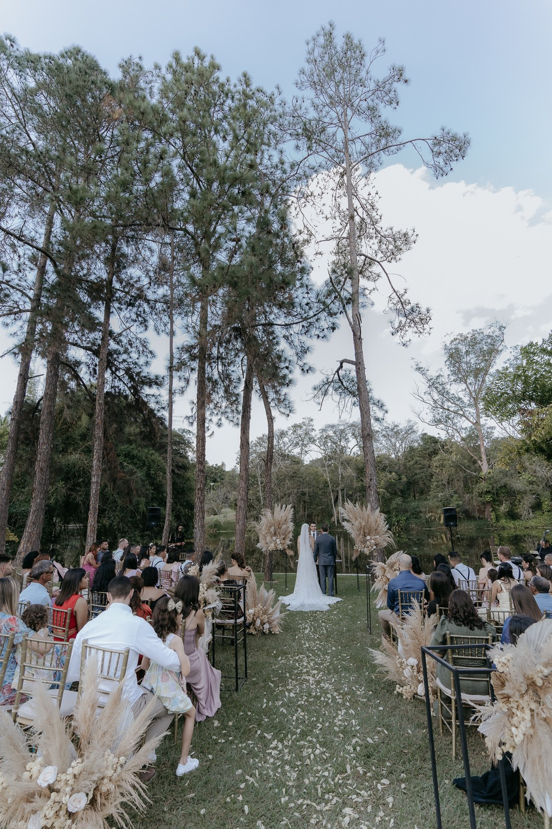 Vivian e Paulo viveram um casamento folk e boho inesquecível no Espaço Bodocó, em Betim. A Edu e Josi Fotografia registrou cada momento de forma espontânea, leve e cheia de sentimento verdadeiro.