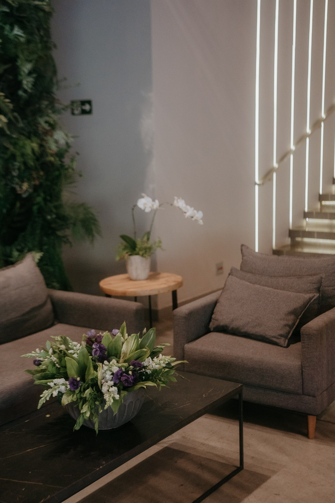 Cecília e João no Liac Pampulha, em Belo Horizonte, em um casamento documental com imagens naturais, elegantes e autênticas registradas com sensibilidade e leveza.