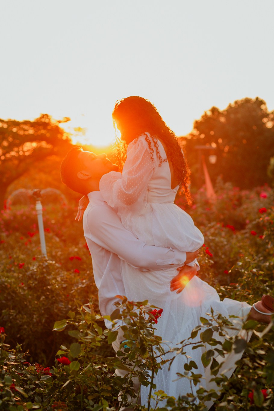 Ensaio de Casal em Holambra no Campo de Flores e Pôr do Sol | Joyce Maria Fotografia. Joyce Maria Fotografia | Fotógrafa em Holambra