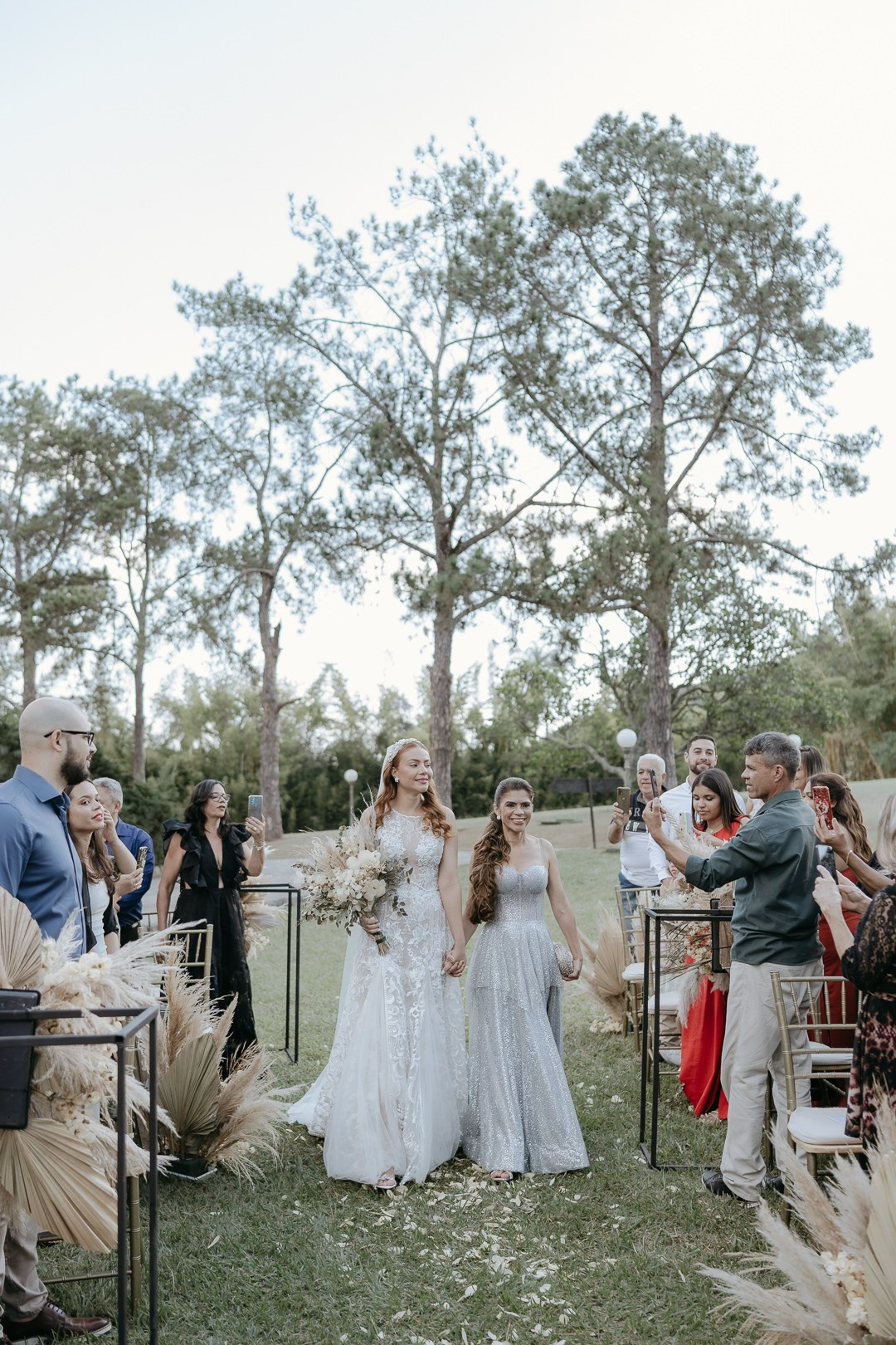 Vivian e Paulo disseram sim em um casamento boho folk cheio de personalidade no Espaço Bodocó, em Betim. A Edu e Josi Fotografia contou essa história de forma espontânea e emocionante.