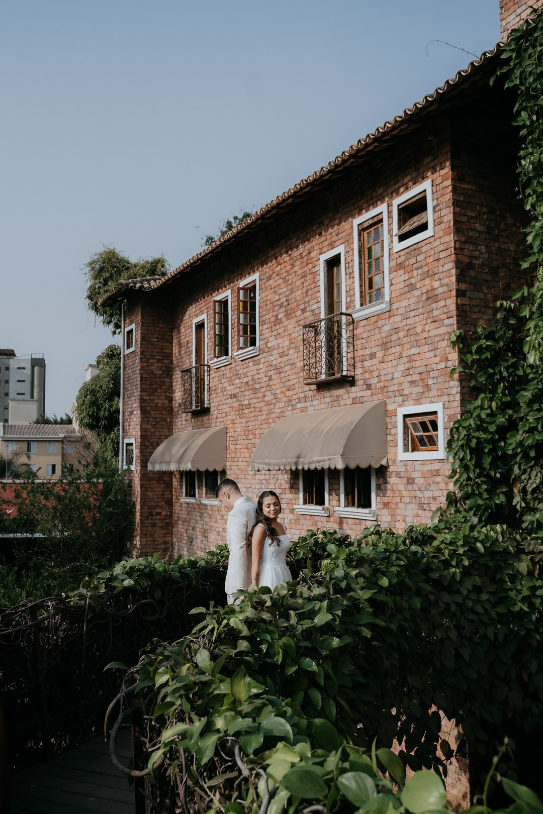 Casamento documental de Débora e André em Belo Horizonte MG no Vila Rica Pampulha com cobertura leve e sofisticada da Edu e Josi Fotografia.
