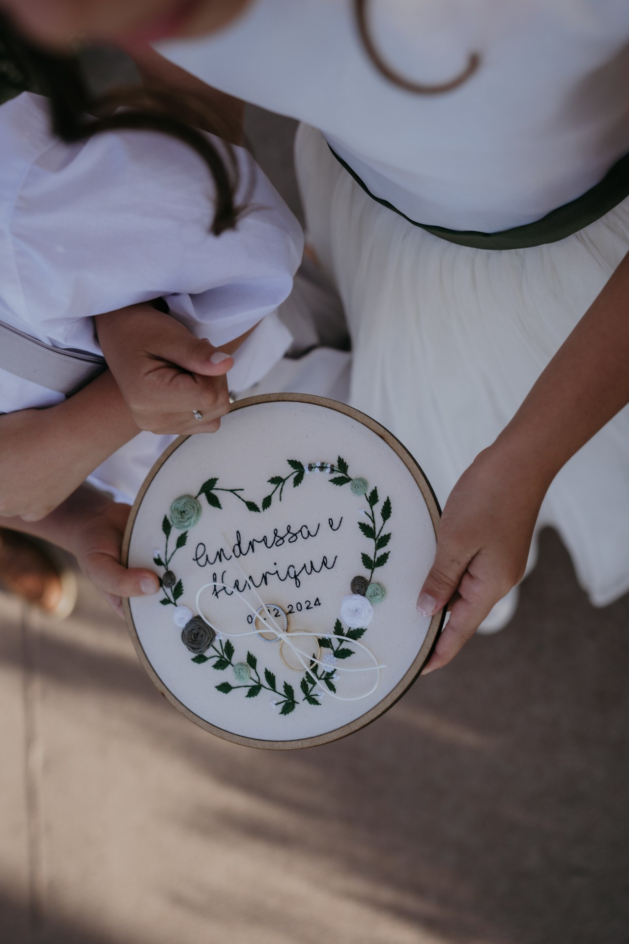 Andressa e Henrique viveram um casamento romântico no Vila Relicário em Ouro Preto com imagens espontâneas ao pôr do sol feitas pela Edu e Josi Fotografia.