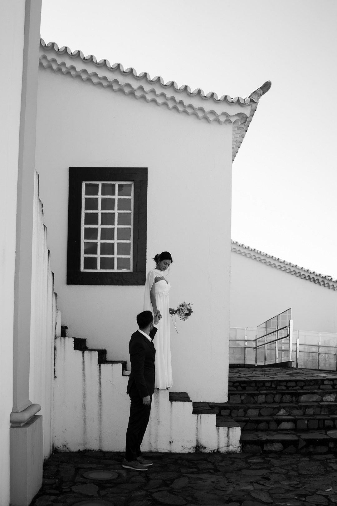 Julianne e Helder realizaram uma cerimônia intimista na Capela da Serra da Piedade com cobertura documental da Edu e Josi Fotografia em Minas Gerais.