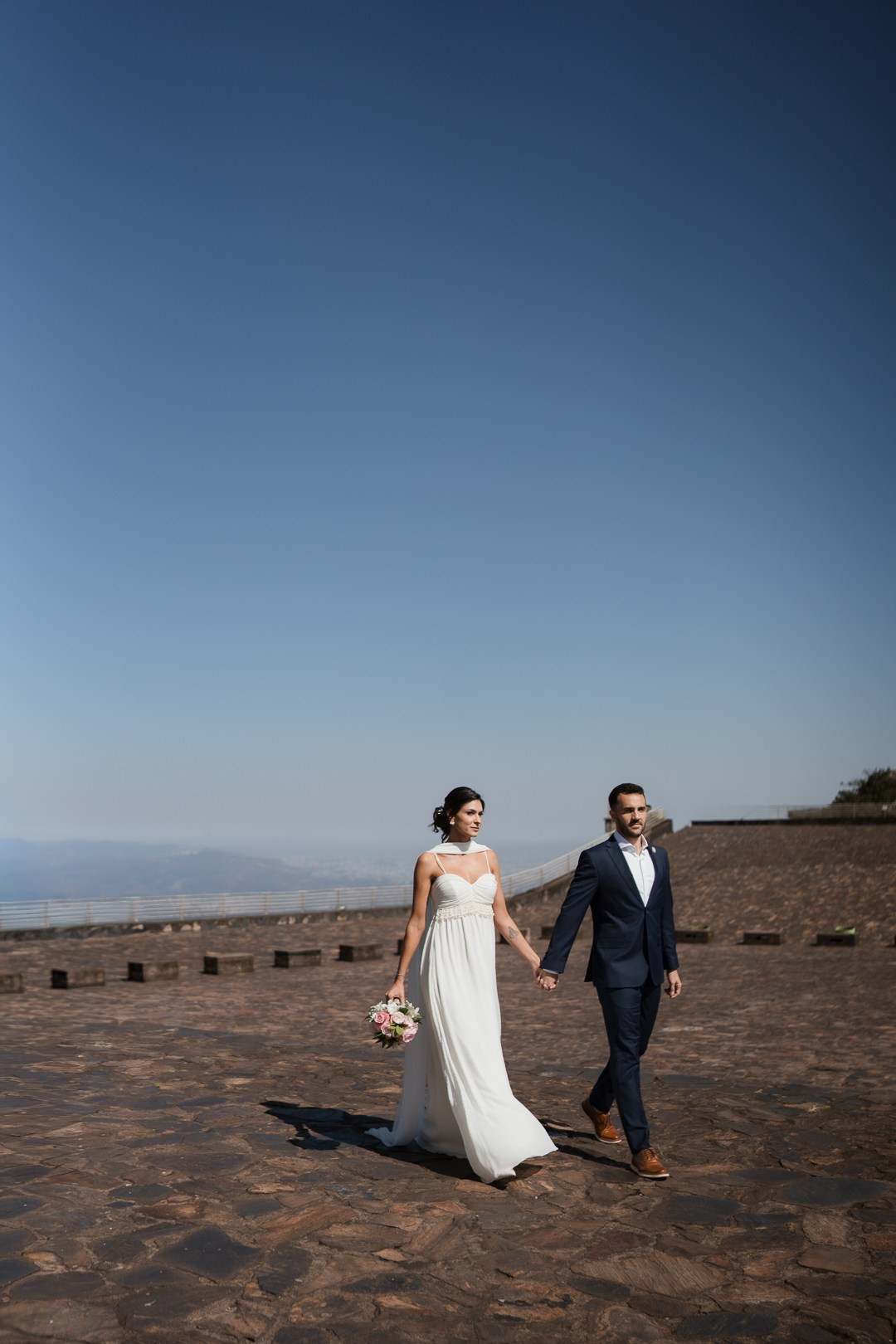 Julianne e Helder celebraram seu casamento na Capela do Santuário de Nossa Senhora da Piedade com fotografia natural da Edu e Josi Fotografia em Minas Gerais.
