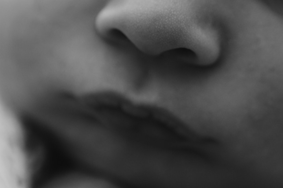 detalhe delicado de bebê recém-nascido em ensaio newborn em Sorocaba