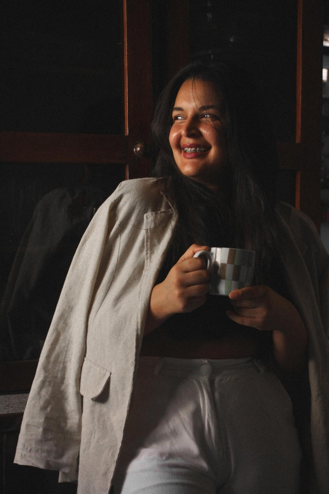 Bruna — Quarto e contraluz. Tiago Severo | Fotografia