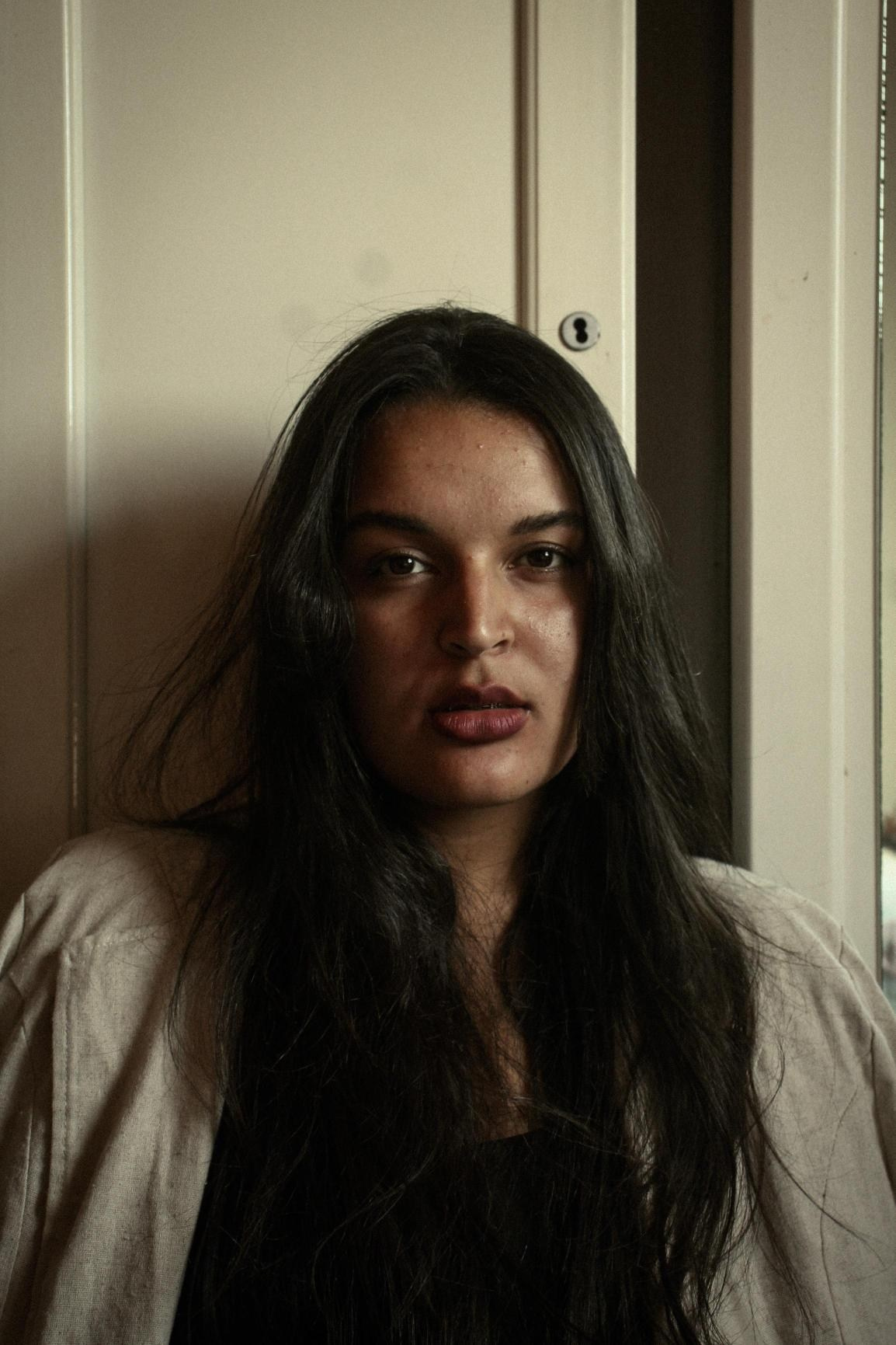 Bruna — Quarto e contraluz. Tiago Severo | Fotografia