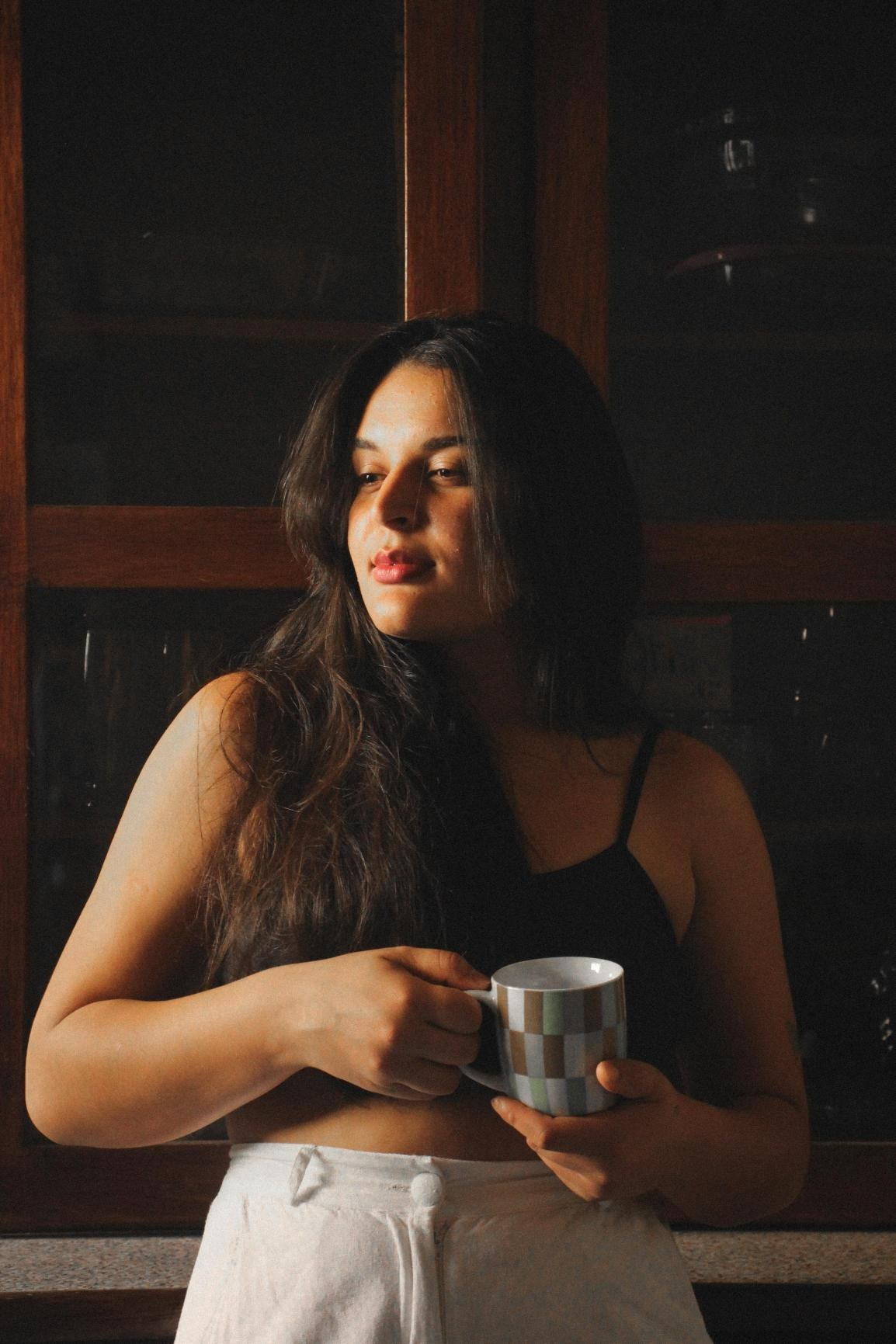 Bruna — Quarto e contraluz. Tiago Severo | Fotografia