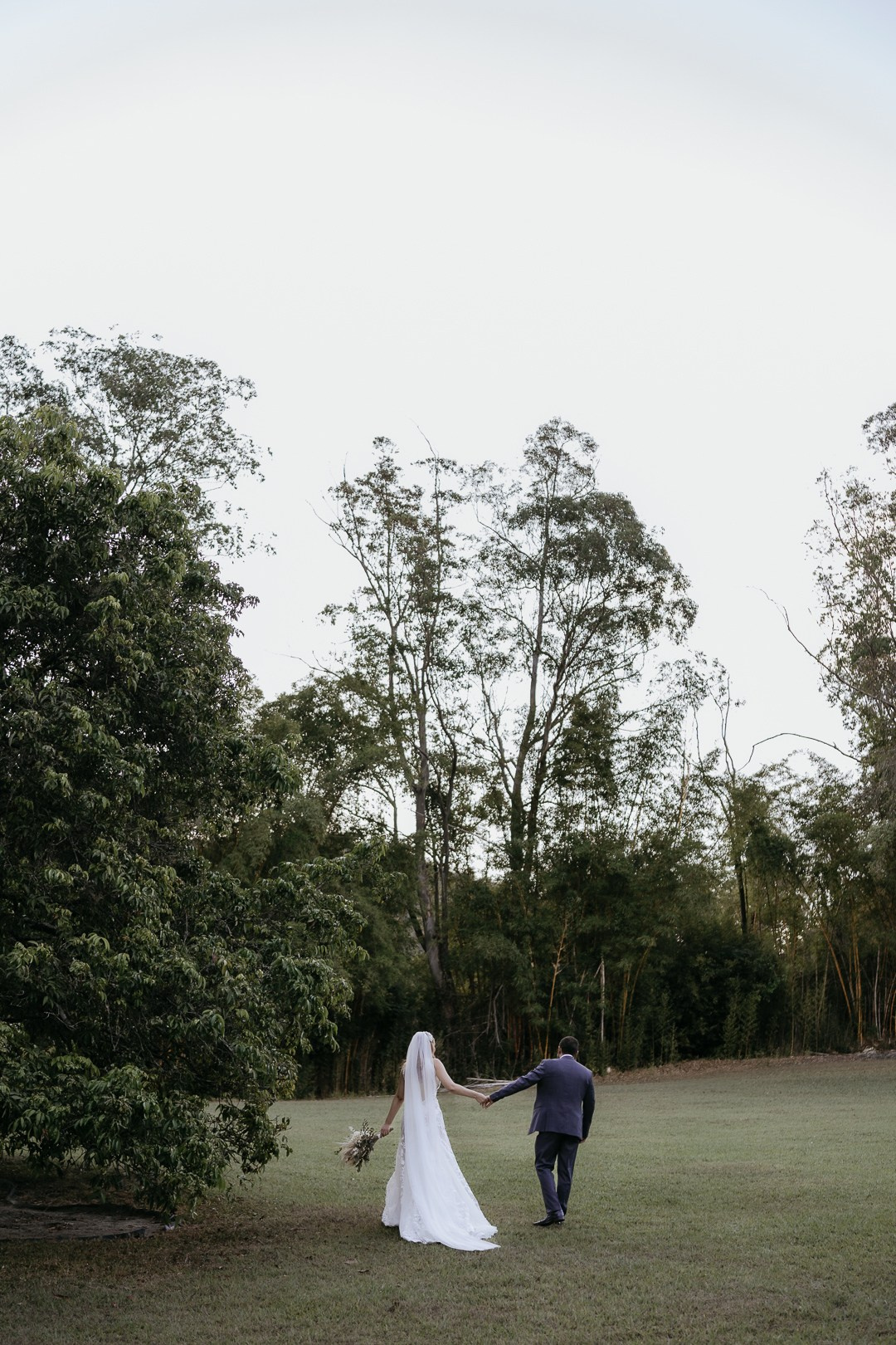 O Espaço Bodocó recebeu o casamento boho folk de Vivian e Paulo em Betim, em uma celebração leve e emocionante. A Edu e Josi Fotografia fotografou cada emoção de forma documental e verdadeira.