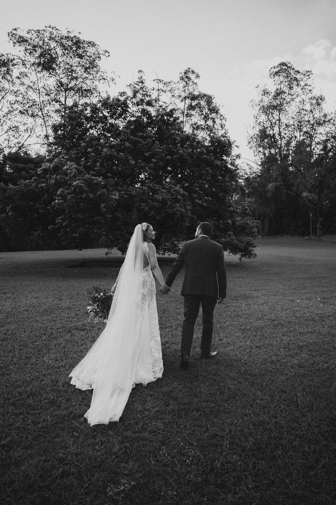 Casamento documental de Vivian e Paulo no Espaço Bodocó em Betim com atmosfera boho folk, luz natural e emoções intensas. A Edu e Josi Fotografia contou essa história com autenticidade e sensibilidade.