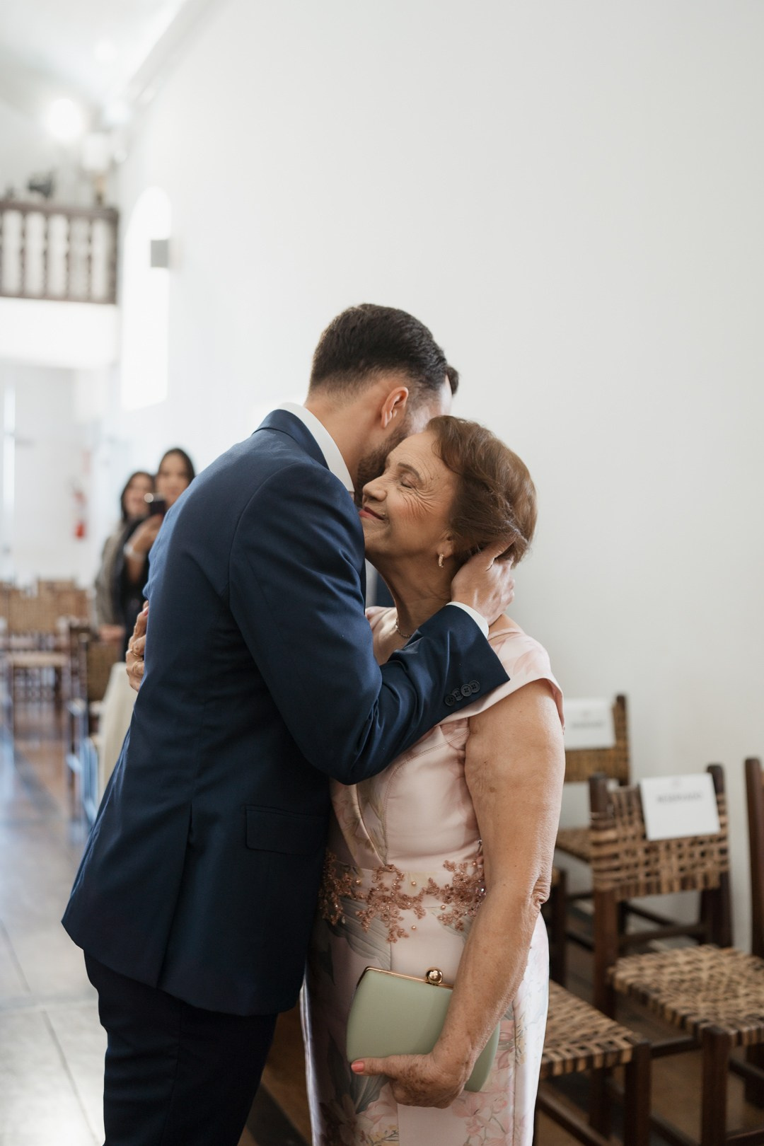 Fotografia documental de casamento na Serra da Piedade MG com Julianne e Helder realizada pela Edu e Josi Fotografia em um cenário inesquecível.