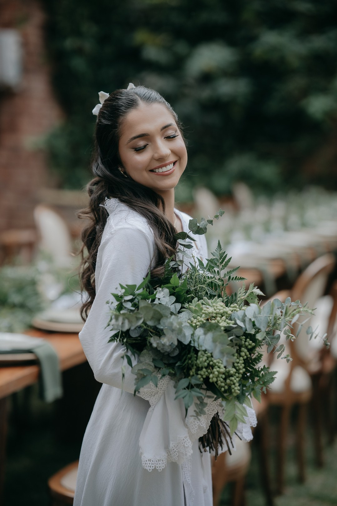 Casamento elegante de Débora e André no Vila Rica Pampulha registrado pela Edu e Josi Fotografia com imagens naturais do entardecer em Belo Horizonte.