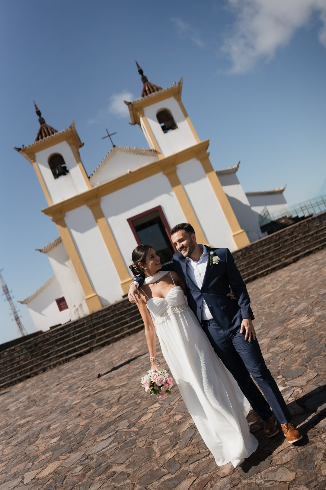 Julianne e Helder celebraram o amor na Serra da Piedade MG com registros documentais da Edu e Josi Fotografia em um cenário histórico de Minas Gerais.