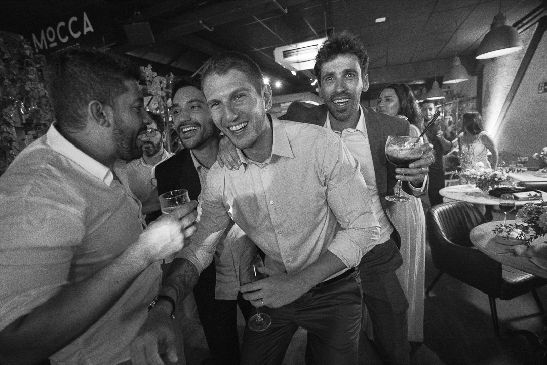 Casamento documental de Julia e Leo no Mocca Coffee & Meals, no Vila da Serra, marcado por emoções sinceras e muita conexão. A Edu e Josi Fotografia fotografou tudo com sensibilidade e verdade.