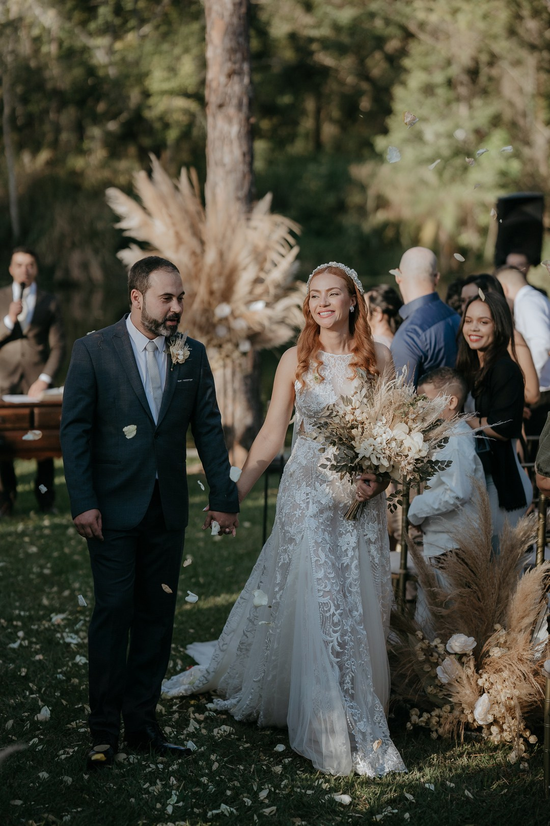 Casamento documental de Vivian e Paulo no Espaço Bodocó em Betim com referências folk, decoração boho e muita emoção. A Edu e Josi Fotografia fotografou tudo com leveza e autenticidade.