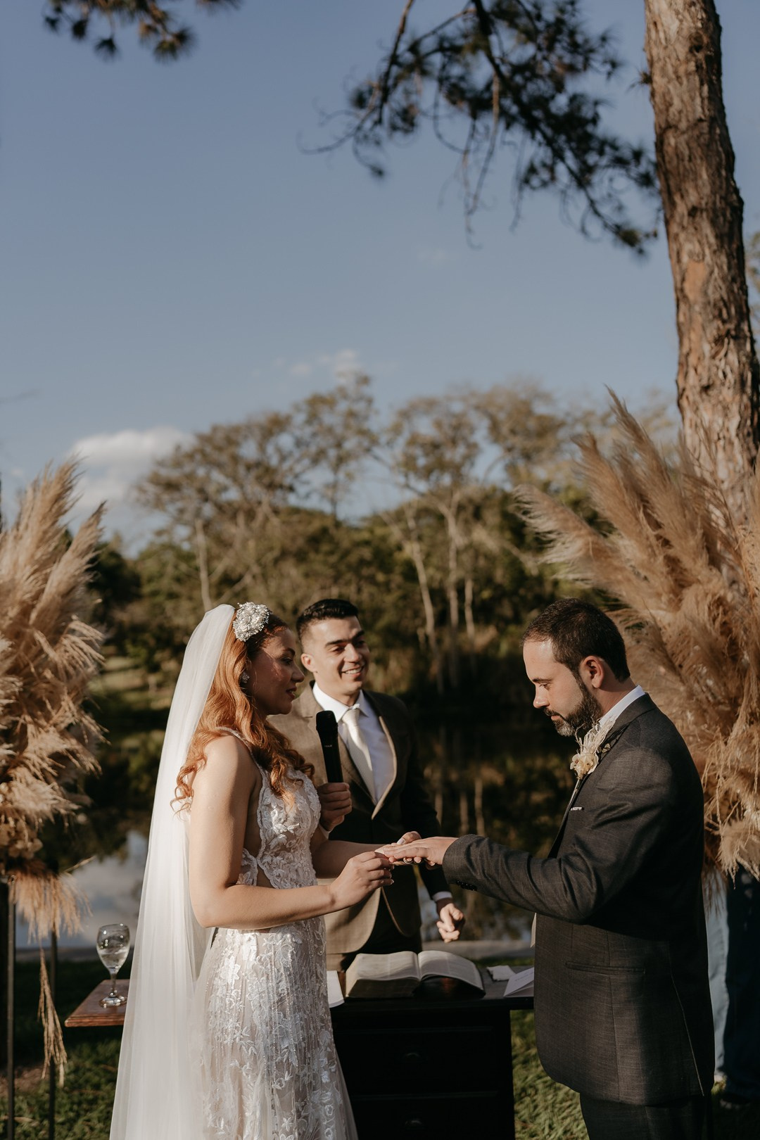 Vivian e Paulo viveram uma celebração boho folk inesquecível no Espaço Bodocó, em Betim. A Edu e Josi Fotografia registrou emoções reais e momentos espontâneos através da fotografia documental.