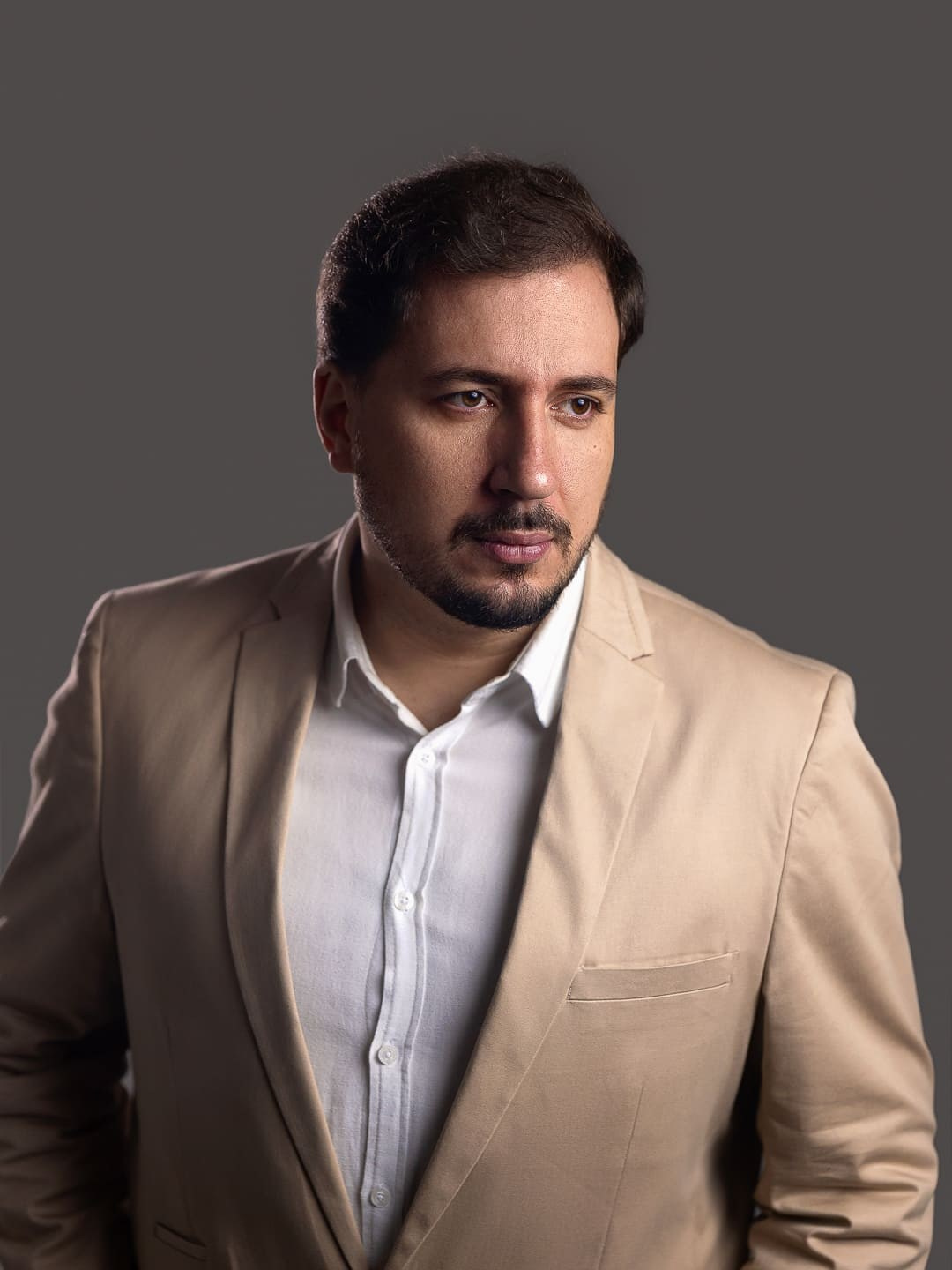 Retrato corporativo profissional em São Paulo pensado para destacar sua experiência, confiança e autoridade. Uma boa fotografia profissional pode transformar a forma como sua marca é percebida.