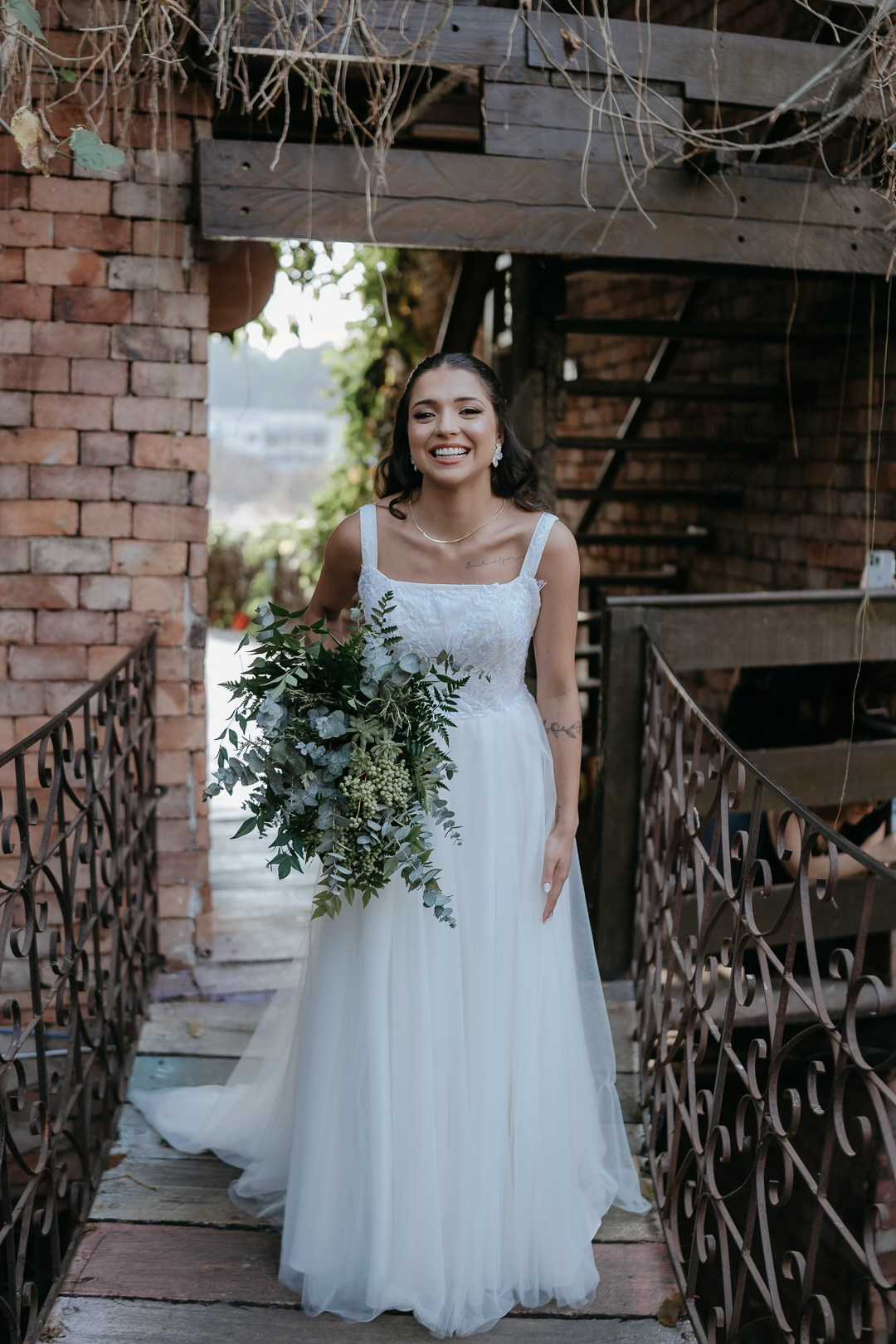 Fotografia de casamento em Belo Horizonte no Vila Rica Pampulha com Débora e André registrada pela Edu e Josi Fotografia em um lindo final de tarde.