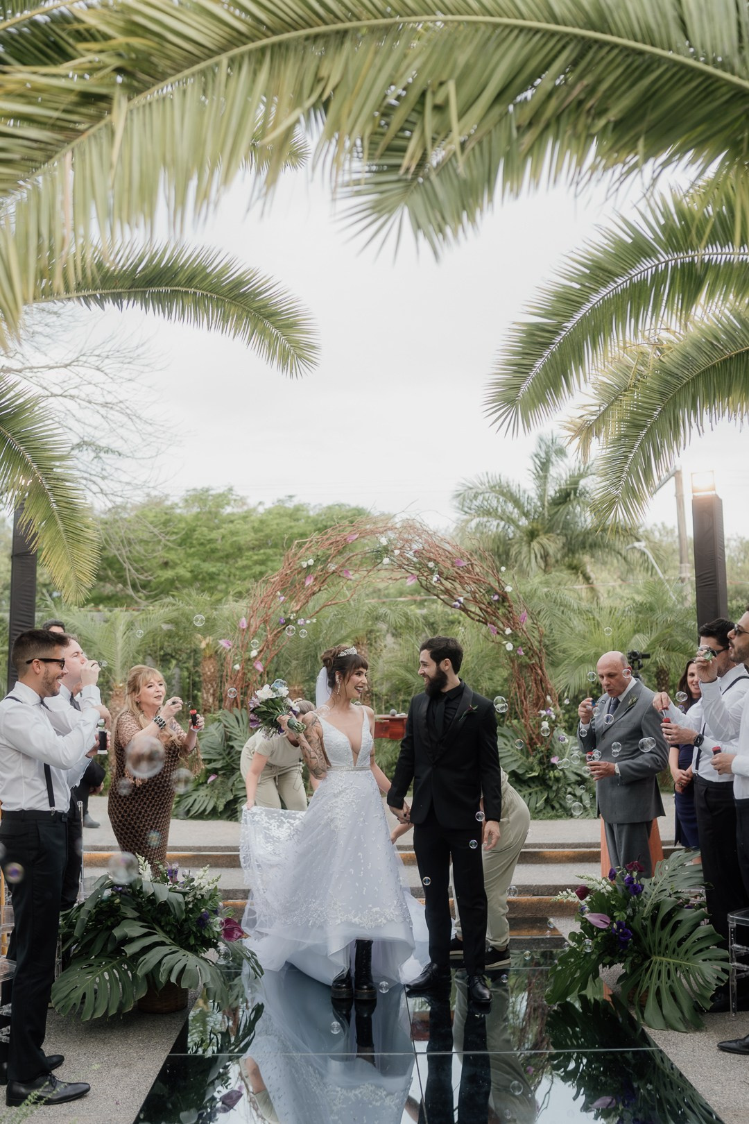 Cecília e João celebraram seu casamento em Belo Horizonte no Liac Pampulha com fotografia documental, direção leve e registros espontâneos feitos de forma elegante e verdadeira.