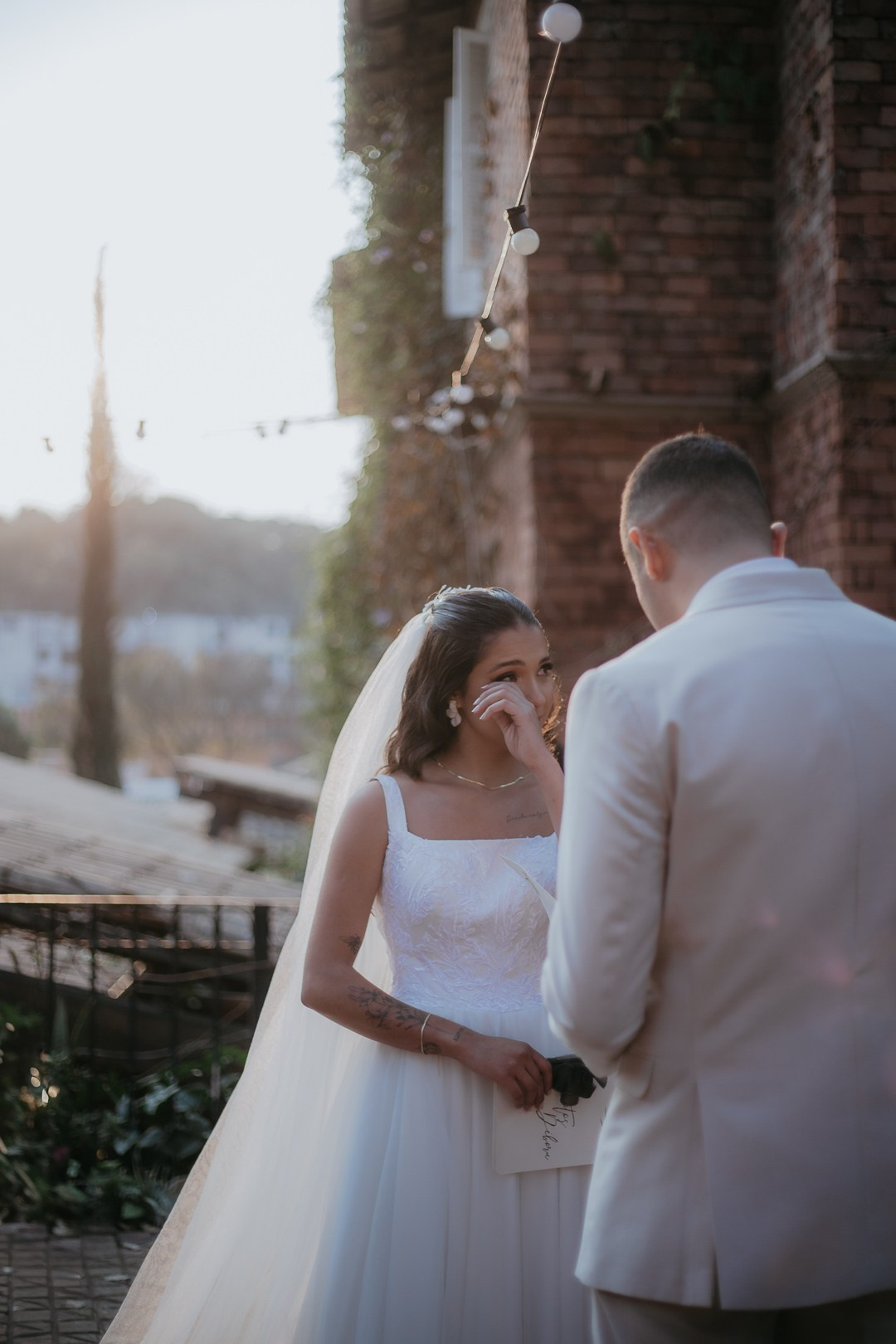 Débora e André celebraram seu casamento em Belo Horizonte MG com registros documentais feitos pela Edu e Josi Fotografia em final de tarde romântico.