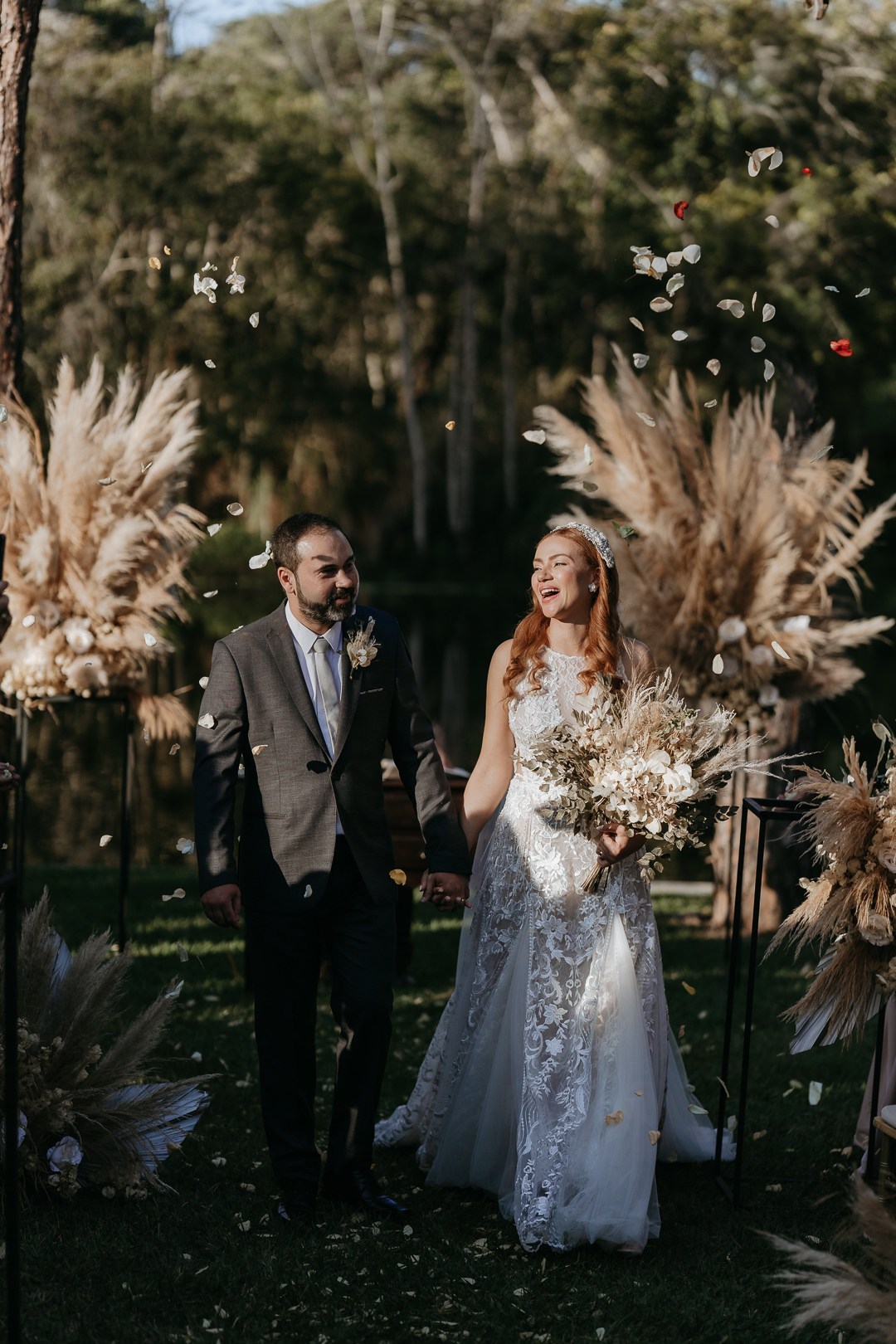 O casamento de Vivian e Paulo no Espaço Bodocó trouxe um clima folk acolhedor e detalhes boho naturais em Betim. A Edu e Josi Fotografia contou essa história através da fotografia documental.