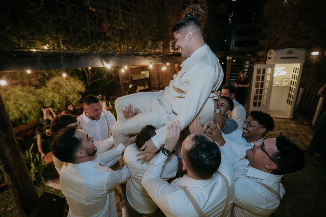 Festa animada de casamento no Vila Rica Pampulha MG com Débora e André e cobertura documental da Edu e Josi Fotografia durante toda a celebração.