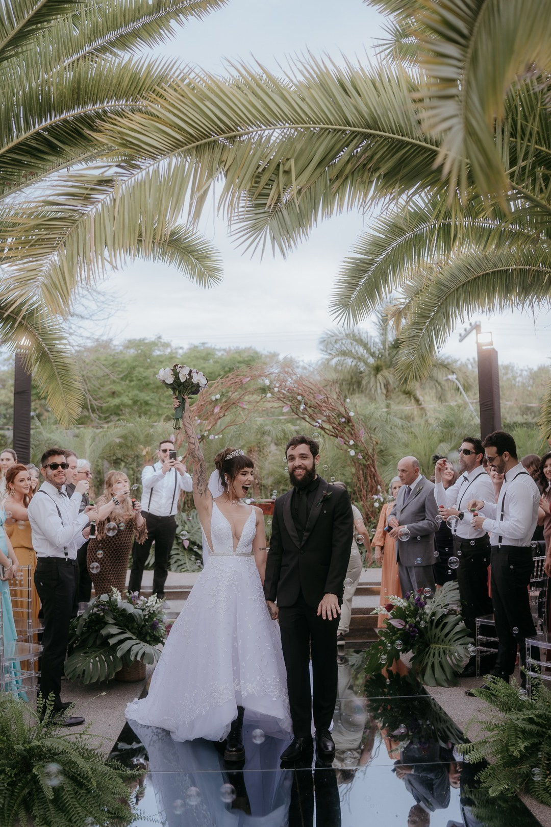 Casamento documental e elegante de Cecília e João no Liac Pampulha BH. Um dia marcado por conexão, leveza e imagens espontâneas registradas com sensibilidade e estética atemporal.