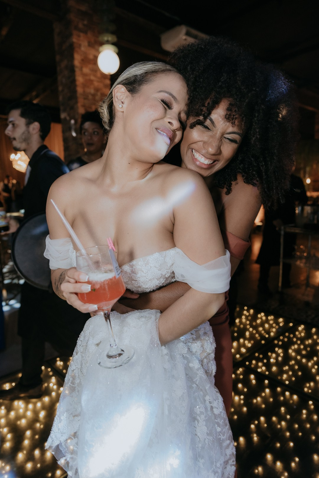 dança animada e registros naturais da Edu e Josi Fotografia.Casamento documental de Inga e Jack em Betim MG com recepção sofisticada no Olaria Eventos e convidados celebrando intensamente.
