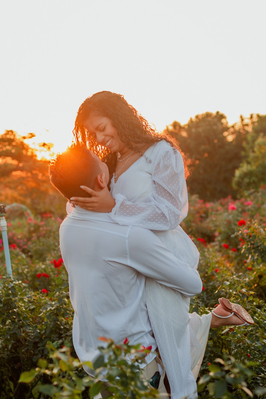 Ensaio de Casal em Holambra no Campo de Flores e Pôr do Sol | Joyce Maria Fotografia. Joyce Maria Fotografia | Fotógrafa em Holambra