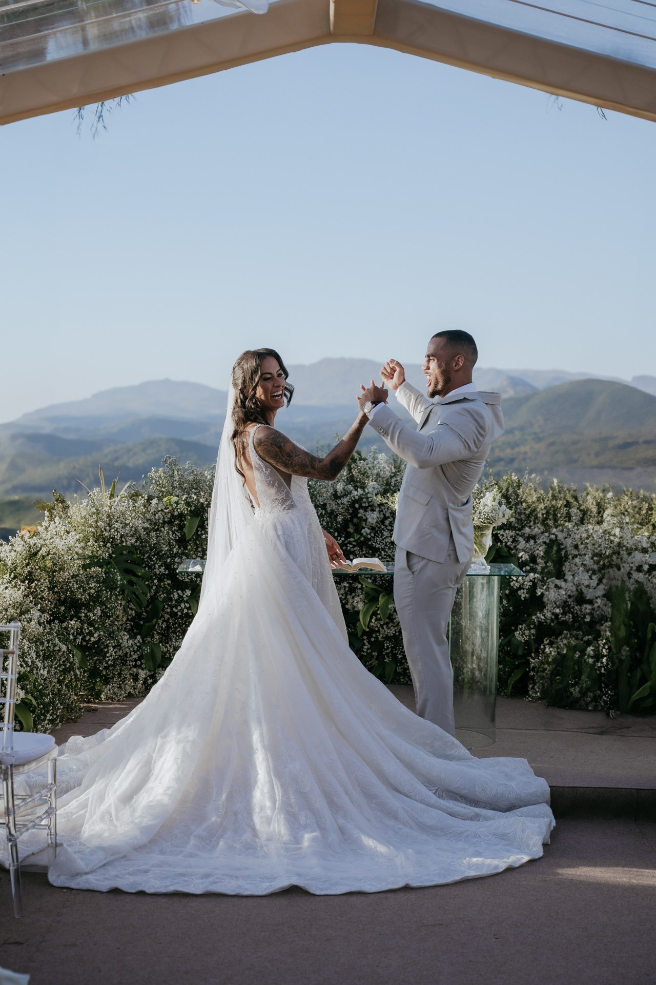 Fotografia documental de casamento de Andressa e Henrique no Vila Relicário em Ouro Preto MG realizada pela Edu e Josi Fotografia com luz dourada do pôr do sol e momentos autênticos do casal.