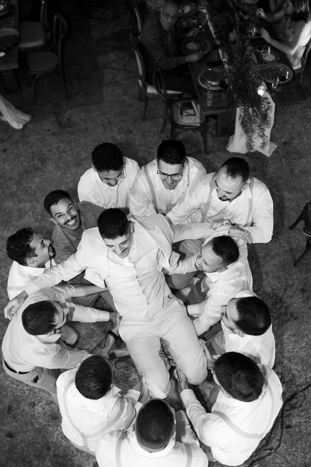 Fotografia documental da pista de dança de Débora e André no Vila Rica Pampulha em Belo Horizonte com emoção verdadeira e momentos inesquecíveis.