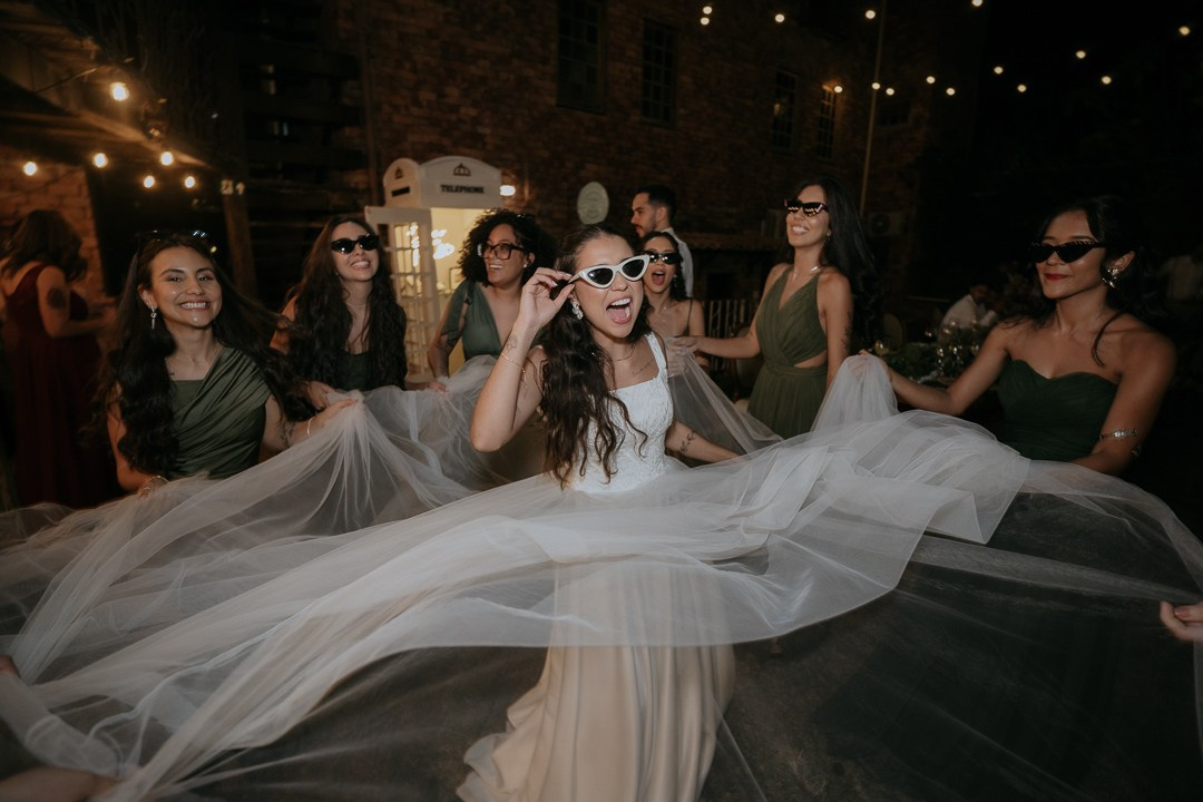Débora e André tiveram uma festa emocionante no Vila Rica Pampulha MG com música ao vivo, drinks e cobertura documental da Edu e Josi Fotografia.