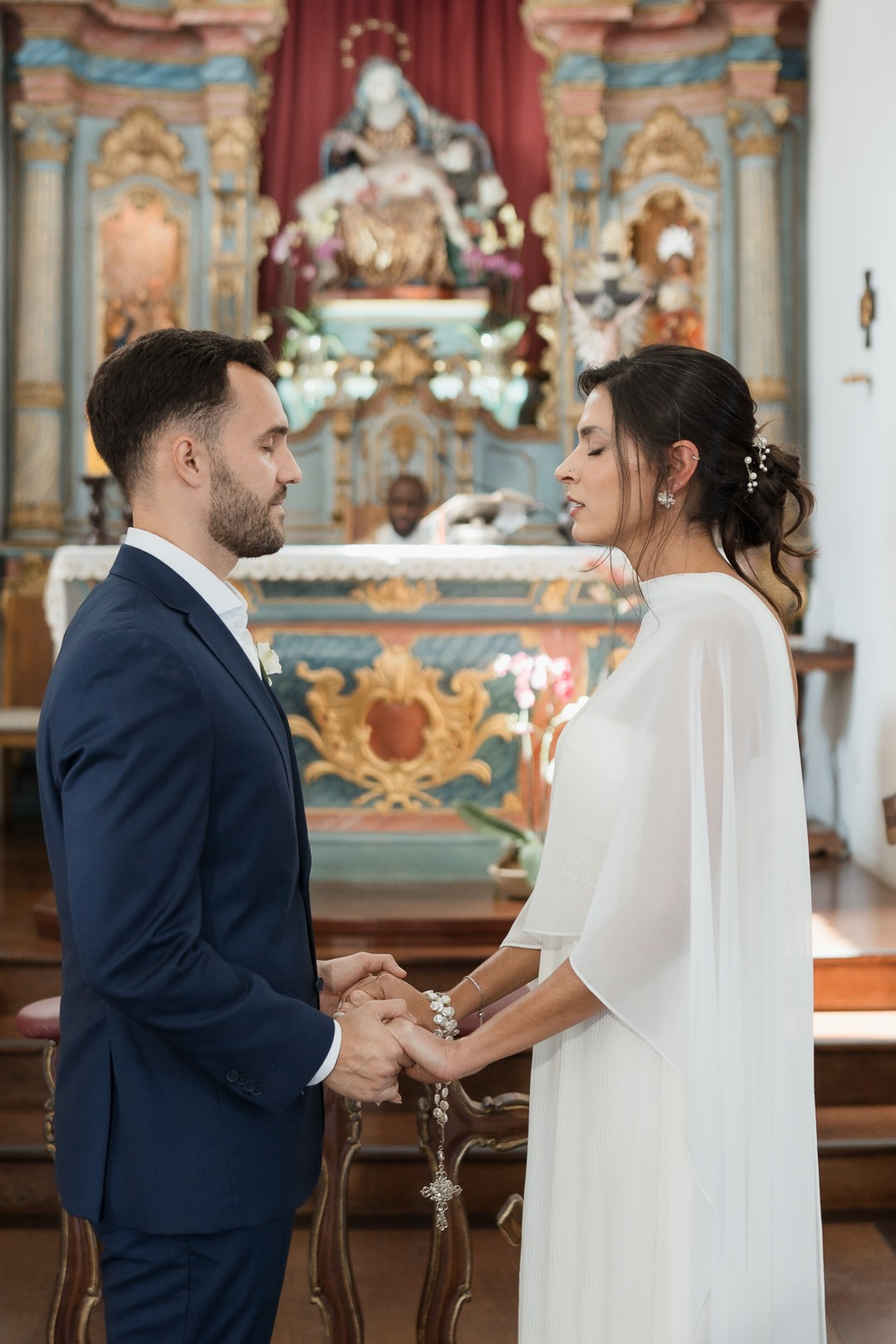 Julianne e Helder viveram um casamento religioso cheio de emoção na Serra da Piedade registrado pela Edu e Josi Fotografia.