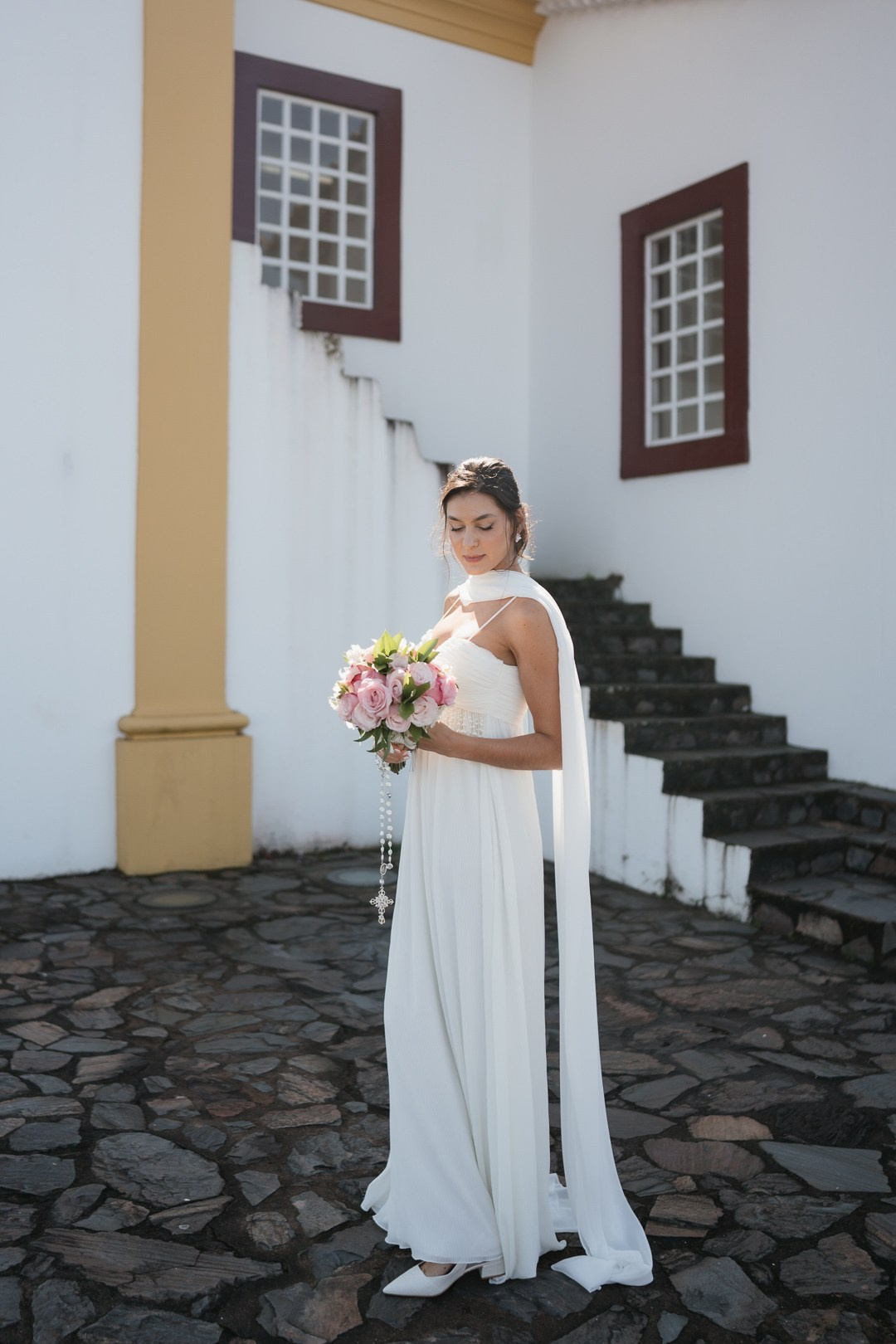 Casamento intimista de Julianne e Helder na Serra da Piedade em Minas Gerais com fotografia documental elegante da Edu e Josi Fotografia na Capela do Santuário de Nossa Senhora da Piedade.