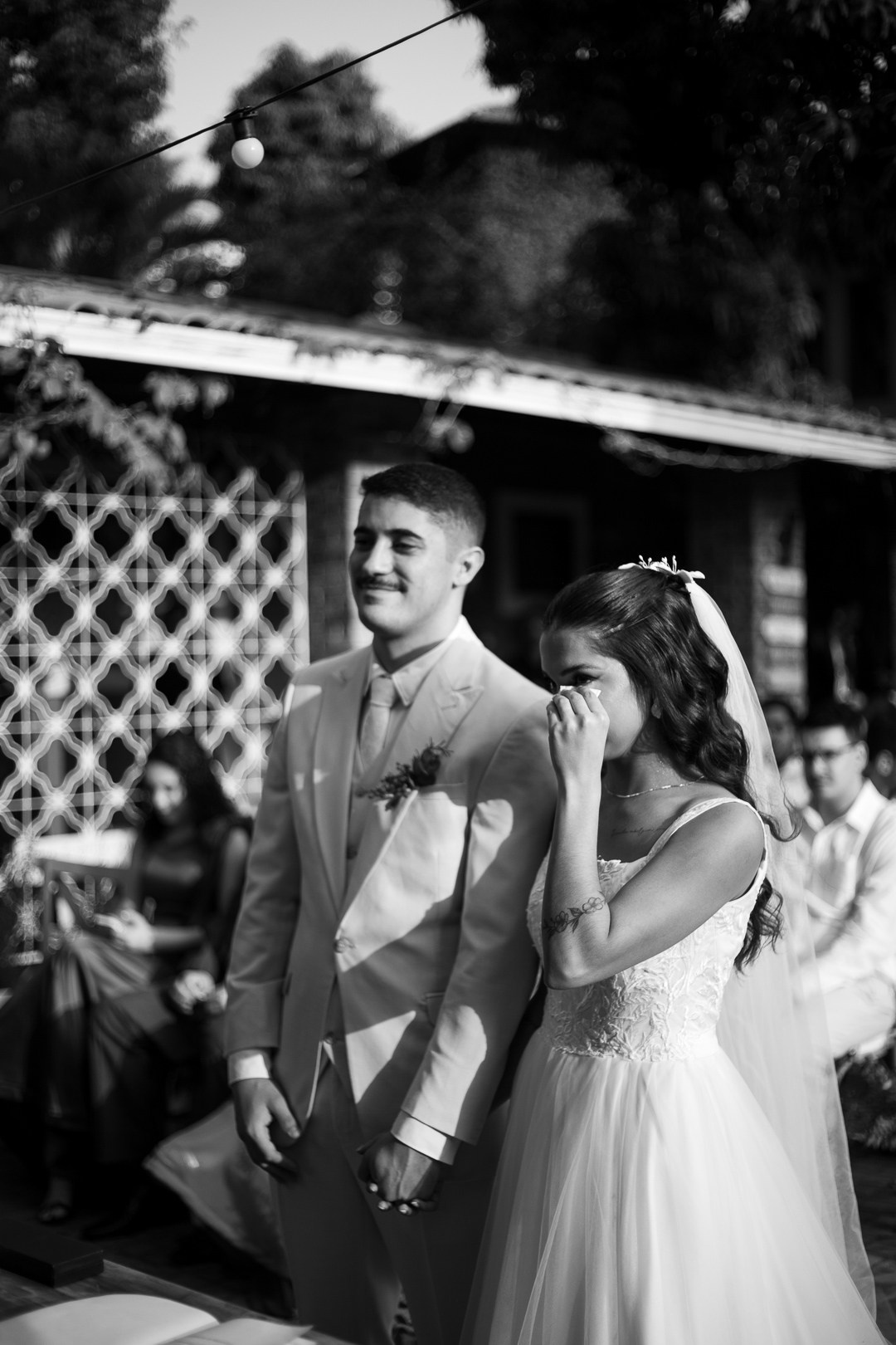 Fotografia elegante de casamento de Débora e André no Vila Rica Pampulha feita pela Edu e Josi Fotografia com emoção verdadeira e luz natural.
