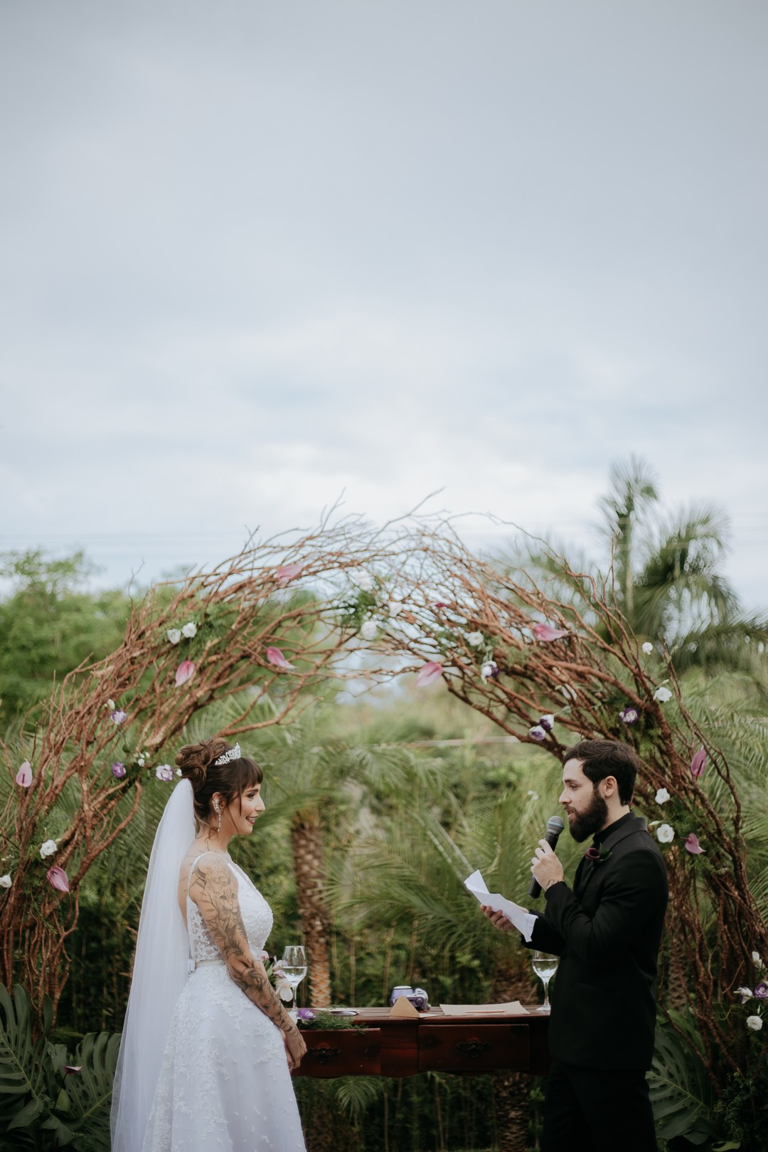 Cecília e João celebraram seu casamento no Liac Pampulha, em Belo Horizonte, em um dia registrado com sensibilidade e fotografia documental.