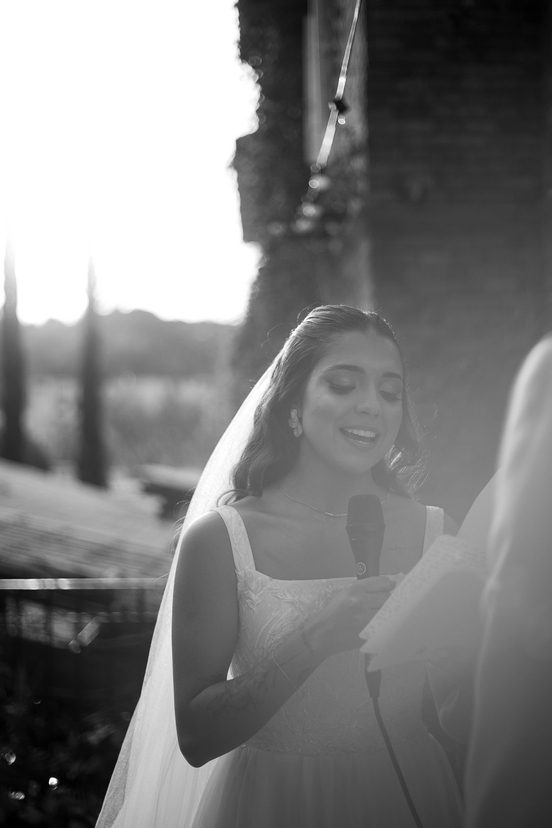Fotografia natural de casamento no Vila Rica Pampulha MG com Débora e André registrada pela Edu e Josi Fotografia ao pôr do sol.