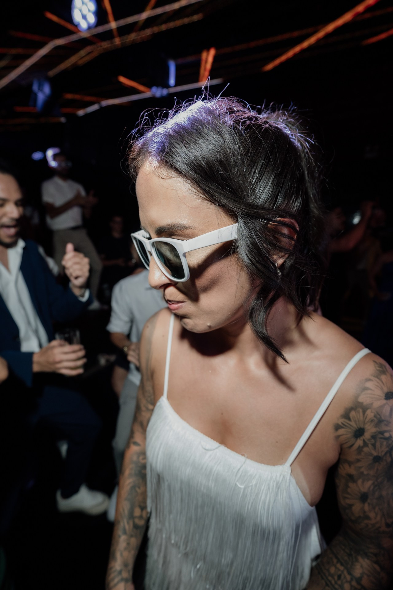Fotografia da festa de casamento de Andressa e Henrique no Vila Relicário em Ouro Preto com drinks sofisticados, decoração elegante e momentos autênticos registrados documentalmente.